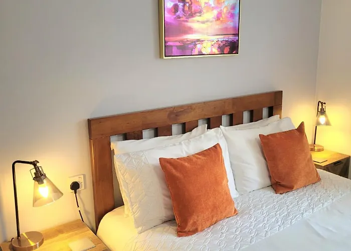 1 Merchants Gate - 2 Bedroom, City Apartment With Private Parking